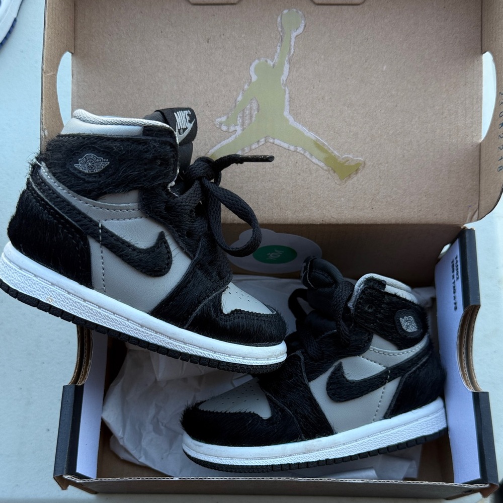 Jordan 1 Retro High OG - Medium Gray/Black Fur